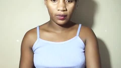 lovelylarra online show from May 16, 2026, 11:42 am