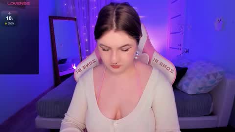 Snapshot of lovelyy_julia chatting on December 3, 2025, 8:23 am Julia online show from December 3, 2025, 8:23 am