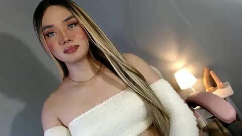 Snapshot of lovers_moon22 chatting on December 18, 2024, 1:59 am lovers moon22 online show from December 18, 2024, 1:59 am