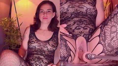 Snapshot of loving__lauren chatting on October 5, 2025, 2:54 am L A U R A  online show from October 5, 2025, 2:54 am