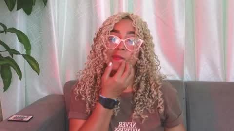 luana_curly online show from April 20, 2026, 7:48 pm