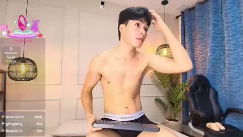 lUAN online show from November 17, 2025, 7:41 pm