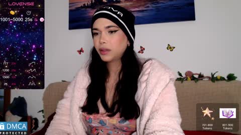 luara_ online show from December 19, 2024, 2:02 pm