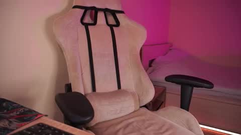 Luba online show from November 4, 2025, 6:51 pm