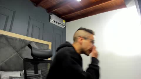 luca_morettii online show from October 8, 2025, 12:03 pm