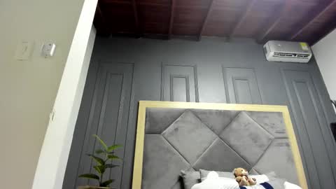 luca_morettii online show from November 20, 2025, 12:05 pm