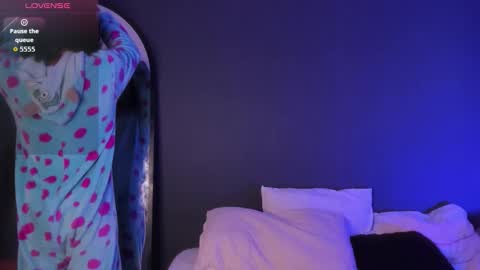   online show from October 29, 2025, 12:07 pm