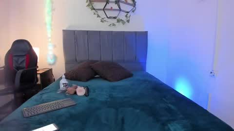 Lucero  online show from February 10, 2026, 3:21 am