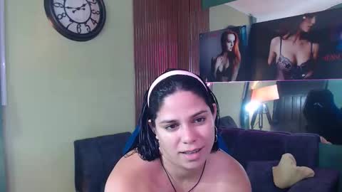 LUCIA online show from October 22, 2025, 4:02 am