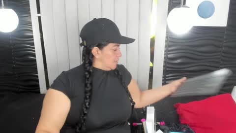 Snapshot of lucia_vonne chatting on February 19, 2025, 11:49 am Lucia Vonne online show from February 19, 2025, 11:49 am