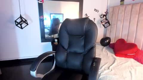 Snapshot of lucia_vonne chatting on October 18, 2025, 12:35 am Lucia Vonne online show from October 18, 2025, 12:35 am
