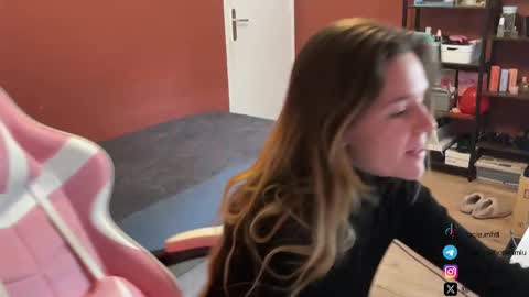 Snapshot of lucie_hot chatting on February 28, 2025, 1:14 pm Lucie hot follow me on online show from February 28, 2025, 1:14 pm