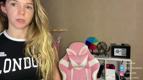 Snapshot of lucie_hot chatting on September 18, 2025, 7:05 pm Lucie hot follow me on online show from September 18, 2025, 7:05 pm