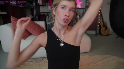 Snapshot of lucy_gooosey chatting on January 12, 2025, 10:01 pm Lucy. online show from January 12, 2025, 10:01 pm