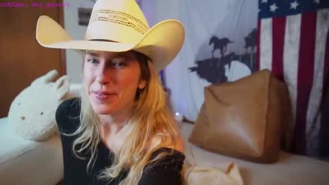 Snapshot of lucy_gooosey chatting on February 8, 2025, 9:36 pm Lucy. online show from February 8, 2025, 9:36 pm