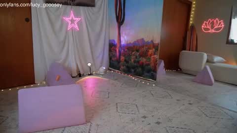Snapshot of lucy_gooosey chatting on September 17, 2025, 8:43 pm Lucy. online show from September 17, 2025, 8:43 pm