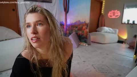 Snapshot of lucy_gooosey chatting on October 8, 2025, 10:18 pm Lucy. online show from October 8, 2025, 10:18 pm
