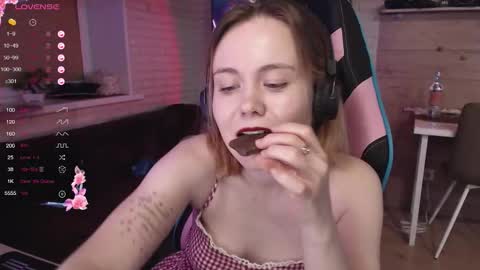 Snapshot of lucy_mirror chatting on December 1, 2025, 10:04 pm Lucy online show from December 1, 2025, 10:04 pm