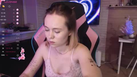 Snapshot of lucy_mirror chatting on December 13, 2025, 9:09 pm Lucy online show from December 13, 2025, 9:09 pm