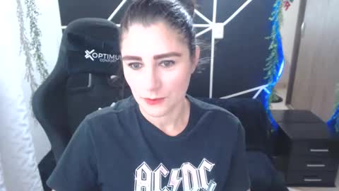 LUCY online show from November 22, 2025, 7:13 pm