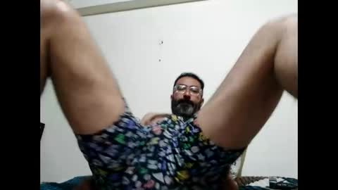 Snapshot of luis2988z chatting on December 5, 2024, 1:14 am Hairyman online show from December 5, 2024, 1:14 am