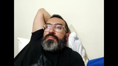 Snapshot of luis2988z chatting on February 3, 2025, 12:25 am Hairyman online show from February 3, 2025, 12:25 am