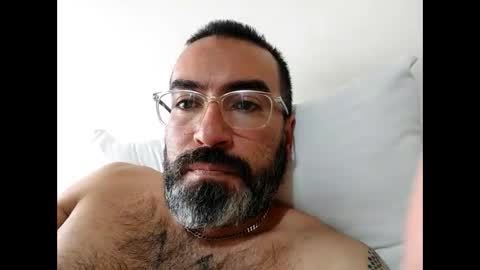 Snapshot of luis2988z chatting on February 16, 2025, 9:27 pm Hairyman online show from February 16, 2025, 9:27 pm