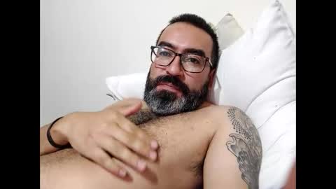 Snapshot of luis2988z chatting on February 24, 2025, 2:08 am Hairyman online show from February 24, 2025, 2:08 am