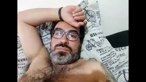 Snapshot of luis2988z chatting on September 21, 2025, 10:11 pm Hairyman online show from September 21, 2025, 10:11 pm