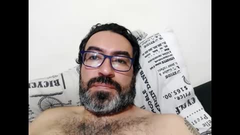 Snapshot of luis2988z chatting on October 1, 2025, 4:18 am Hairyman online show from October 1, 2025, 4:18 am