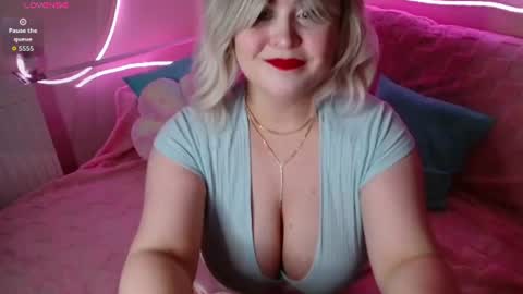 Snapshot of lulovia chatting on July 4, 2026, 10:27 pm lulovia online show from July 4, 2026, 10:27 pm