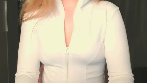 luna1vibe online show from April 3, 2026, 4:54 am