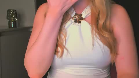 Snapshot of luna1vibe chatting on May 6, 2026, 11:10 pm luna1vibe online show from May 6, 2026, 11:10 pm
