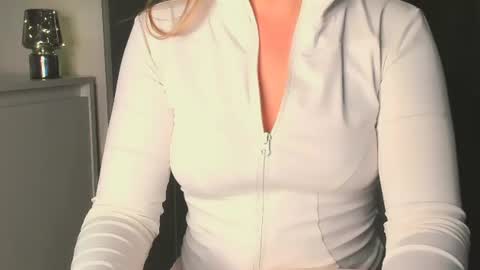 Snapshot of luna1vibe chatting on June 30, 2026, 6:03 am luna1vibe online show from June 30, 2026, 6:03 am