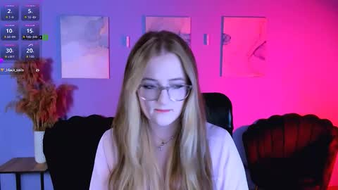 luna_berryy online show from March 7, 2026, 8:28 pm