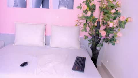 luna_diaz1 online show from February 24, 2026, 7:45 pm