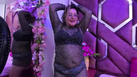 luna_flores_ online show from September 9, 2025, 5:23 pm