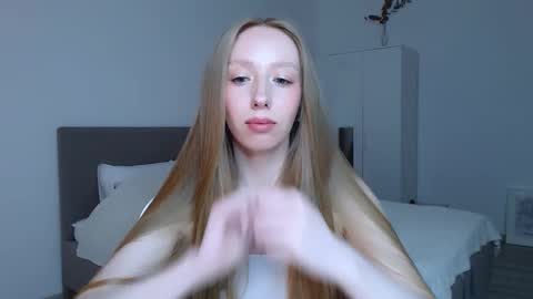 Snapshot of luna_insanity chatting on September 15, 2025, 7:03 pm Luna online show from September 15, 2025, 7:03 pm