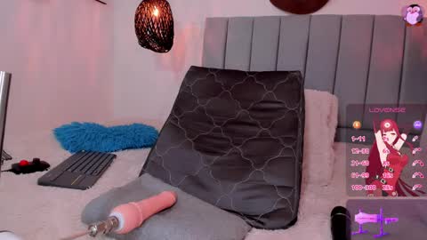 LUNA LOBOO online show from April 30, 2026, 8:57 pm