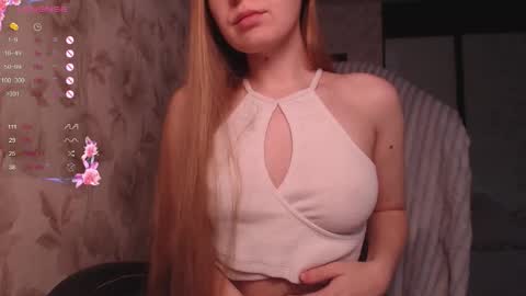 Snapshot of luna_loveisgood chatting on November 2, 2025, 5:43 am Luna online show from November 2, 2025, 5:43 am