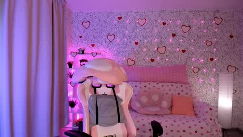 Snapshot of luna_moran chatting on February 14, 2025, 6:45 am Lina online show from February 14, 2025, 6:45 am