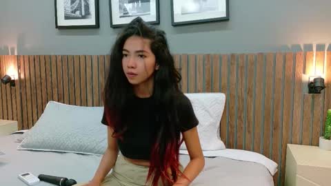 LUNA  online show from November 20, 2025, 1:55 pm