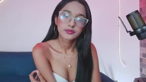 luna_valen online show from May 15, 2026, 4:08 am