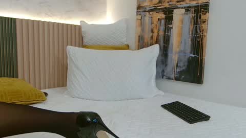 luna_valle online show from April 15, 2026, 8:20 pm