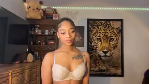 lunaa_11 online show from December 13, 2024, 6:53 am