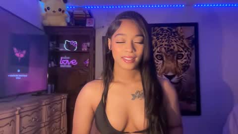 lunaa_11 online show from September 15, 2025, 9:09 am