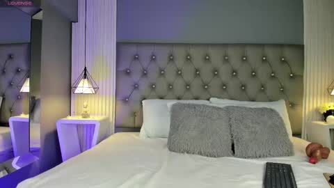 Luna  online show from November 22, 2025, 5:01 pm