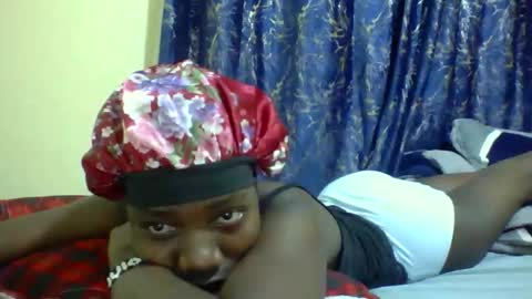 lunah_kitty online show from May 12, 2026, 9:01 pm