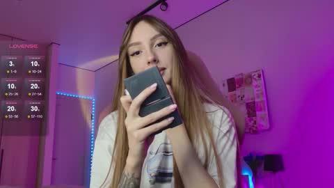 Luna online show from October 5, 2025, 12:42 am