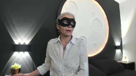 lunamisteriosa_ online show from February 5, 2026, 11:48 am